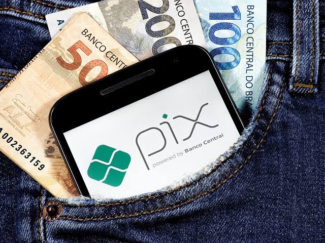 Pix Pensão: Como funciona a transferência automática de pensão de alimentos aprovada no Senado